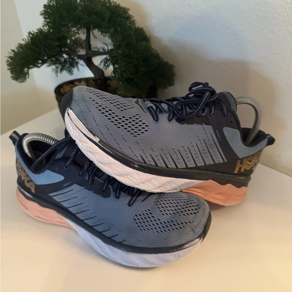 Hoka Blue and Peach Athletic Shoes arahi 3 - Picture 1 of 5